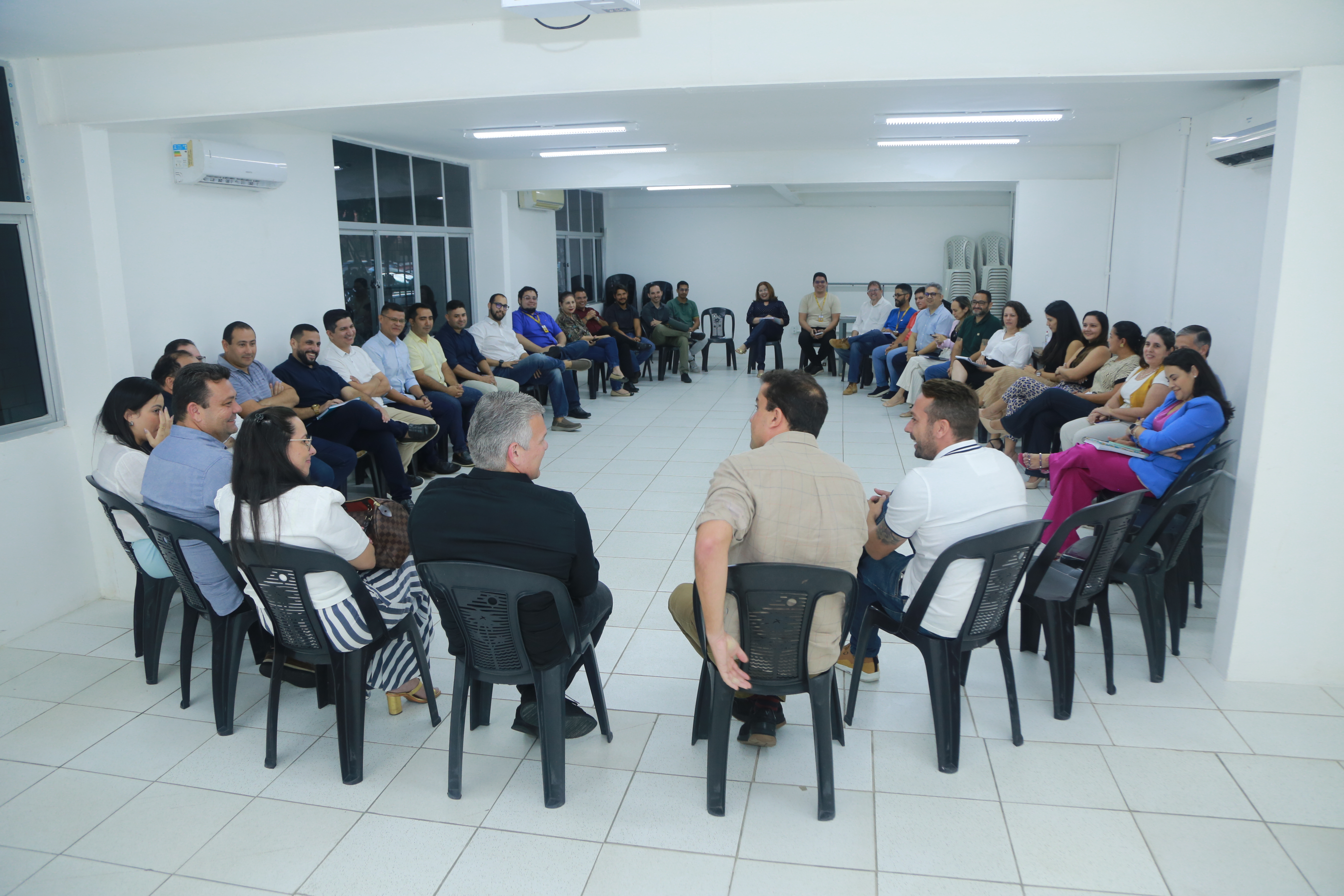 grupo de pessoas reunidas